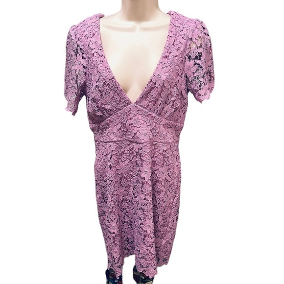 ✌️OUT✌️ Lulu’s Sweetie Lavender Lace flower dress V neck Size Small style 67656 - Picture 4 of 10